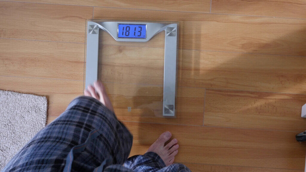 ميزان وزن وشريط قياس يوضحان سبب ثبات الوزن رغم الالتزام.