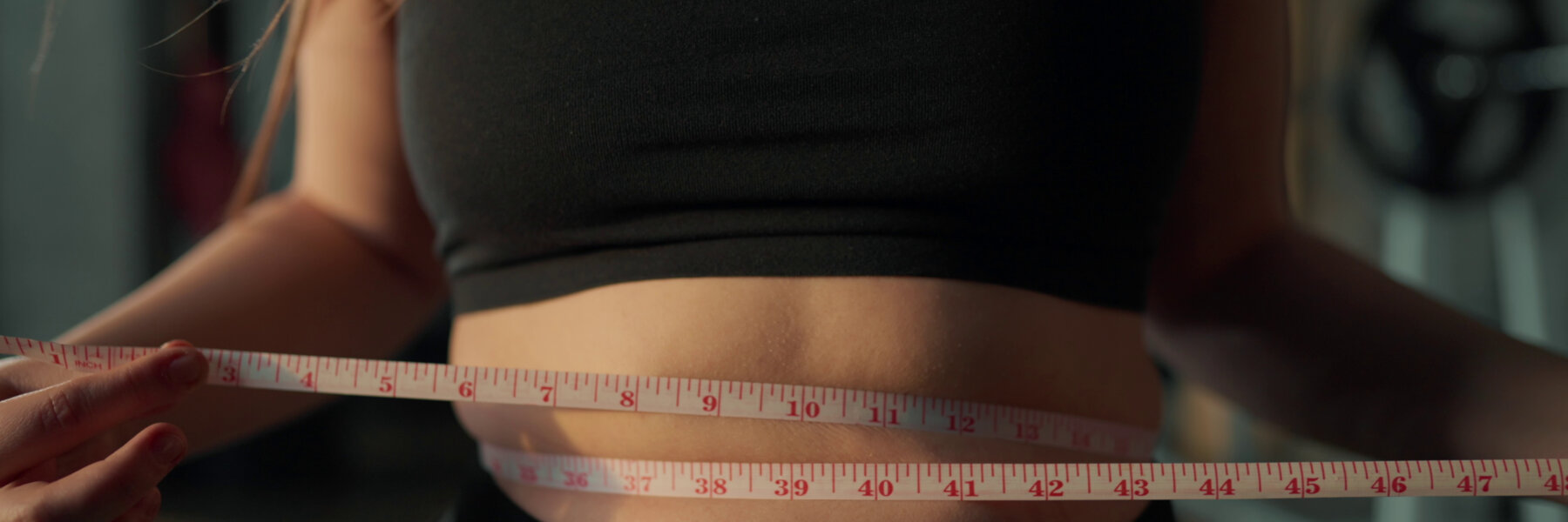 أسباب تراكم دهون البطن وتأثير نمط الحياة والهرمونات على شكل الجسم