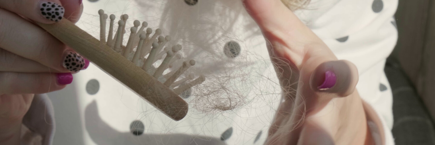 مقارنة بين مشط يحتوي على شعر قليل ومشط ممتلئ بالشعر توضح الفرق بين تساقط الشعر الطبيعي وغير الطبيعي